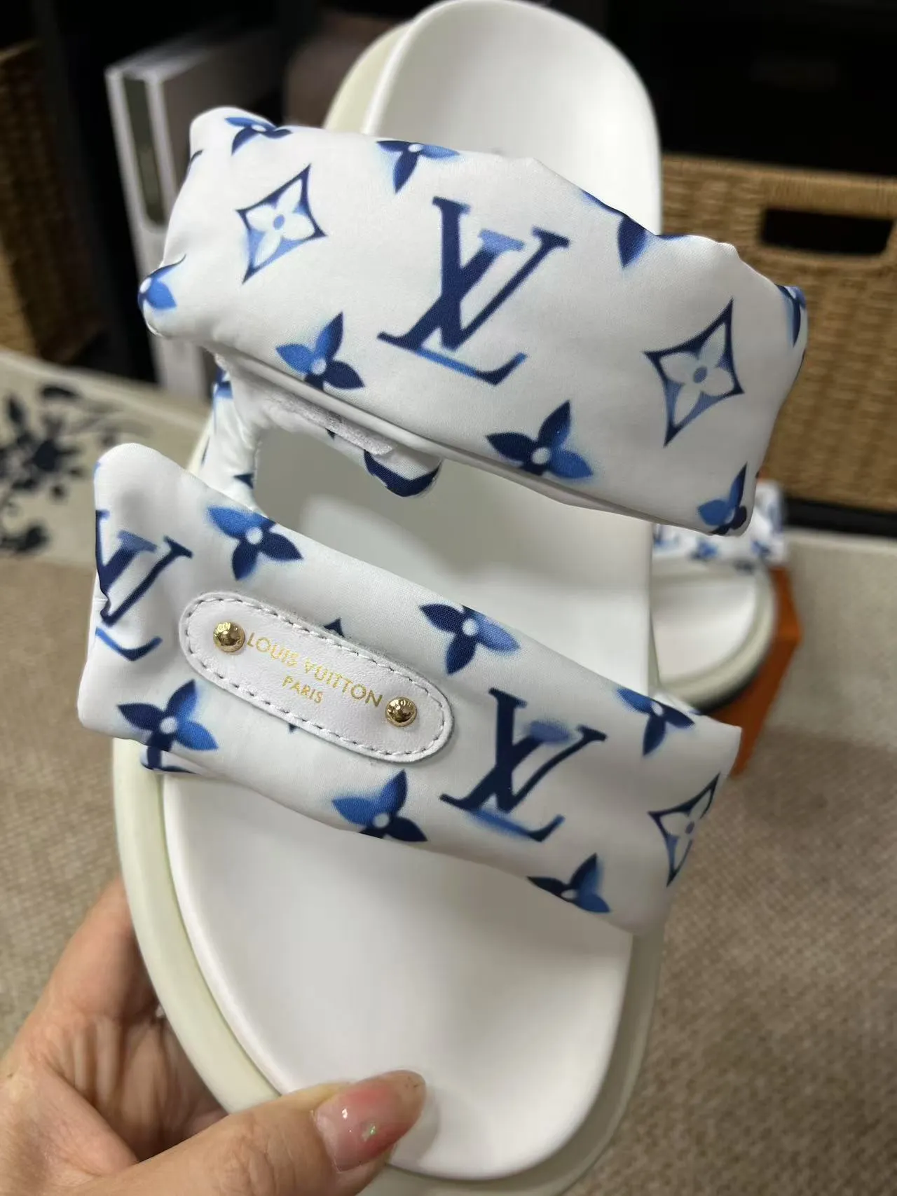 P340 yuan LV Louis Vuitton Full of high-end feel! A popular model among bloggers at home and abroad, it’s retro and fashionable, and looks stunning on your feet! Mainly recommended model on the official website★ ━━━━━ ЅᏇєєt ━━━━━ ▪️Upper: original calfskin ➕5D printing process ▪️Inner: imported mixed sheepskin ▪️Outsole: original molded foam outsole ▪️Size: Female 35-40 Men's 39-44 (women's 41 men's 45)